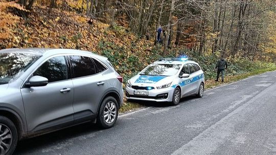 18-latka wyszła z domu do lasu z zamiarem targnięcia się na swoje życie. Uratowali ją policjanci