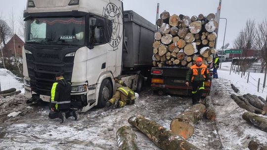 Bale drewna wypadły na jezdnię. Kolizja ciężarówek w Folwarku