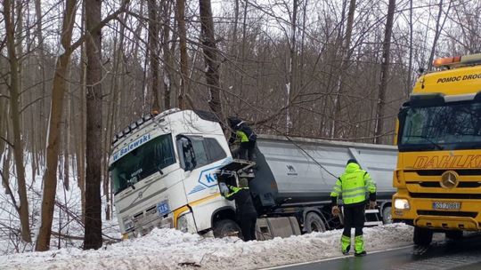 Ciągnik siodłowy w rowie, długie korki i objazdy. Kierowcy zaskoczeni sytuacją