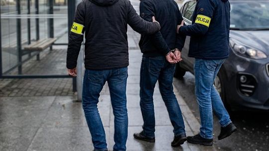 Czekał na autobus, a przyjechał... radiowóz