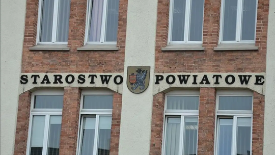 Czy ukraińska flaga zniknie sprzed Starostwa?  Domagają się tego mieszkańcy oraz radny