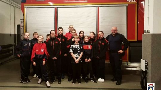 Dzielnicowy spotkał się z młodymi strażakami z Pelplina