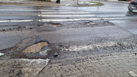 Dziura na dziurze. Kierowcy skarżą się na fatalny stan dróg w powiecie starogardzkim