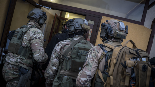 [FOTO, FILM] Pozbawił wolności, zabił, ukrył i spalił zwłoki! Policjanci zatrzymali trzy osoby