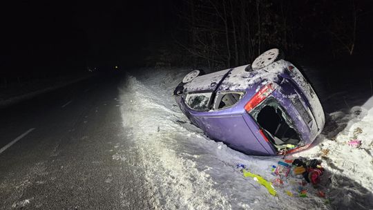 [FOTO] Leży od wczoraj w rowie, a wokół unosi się silny zapach benzyny. Czytelnicy skarżą się, że zostali zignorowani przez służby