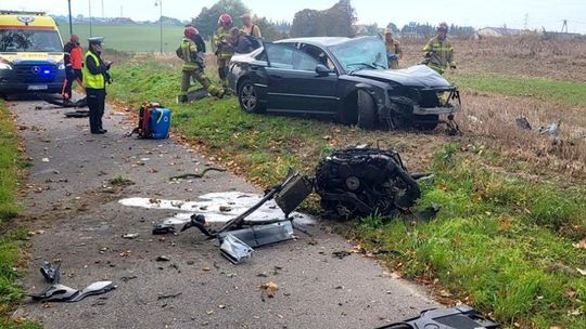 [FOTO] Mieli uciec ze szkoły... Chwilę później rozbili Audi na drzewie. Siła uderzenia wyrwała silnik z pojazdu!