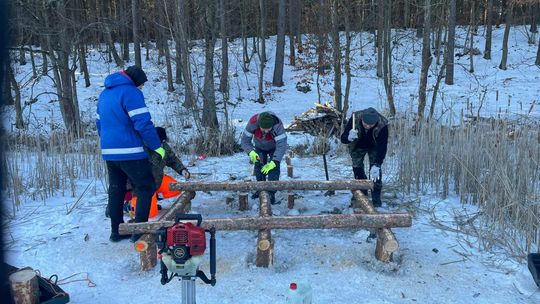 [FOTO] Wędkarze z Koła PZW nr 74 Skórcz wspólnie remontują kładki nad jeziorem Czarne Północnym