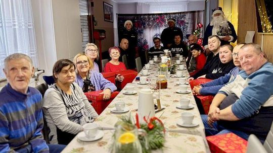 [GALERIA ZDJĘĆ] 100 paczek i mnóstwo uśmiechów. Policyjny Niebieski Mikołaj znów w akcji