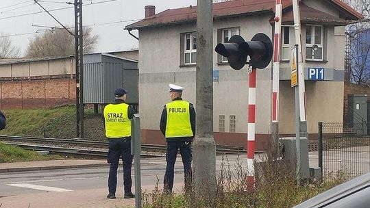 Kierowcy i piesi ignorowali czerwone światło na przejeździe kolejowym