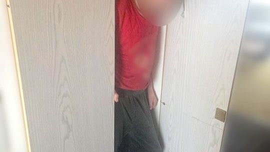 Mężczyzna ukrył się w szafie przed policjantami