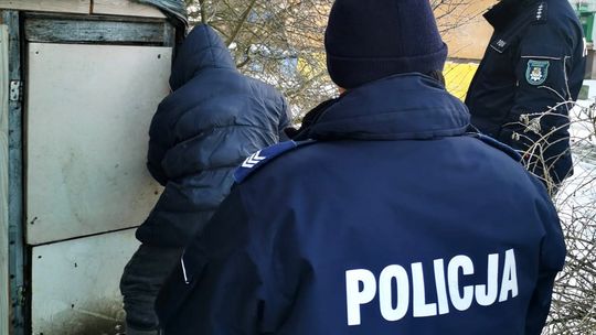 Nie bądźmy obojętni – jeden telefon może uratować życie. Policjanci ruszają z pomocą osobom w potrzebie