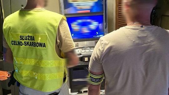 Nielegalny hazard w Tczewie. Policja i KAS zabezpieczyły sześć automatów do gier