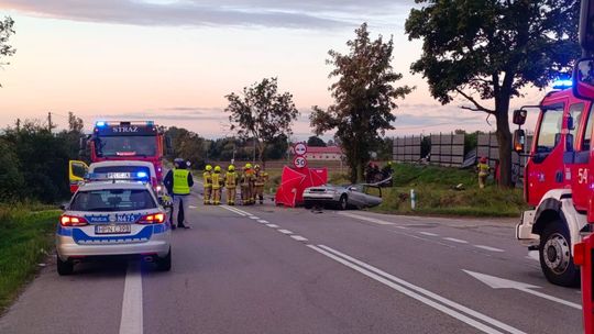 PILNE: Dwie osoby zginęły w tragicznym wypadku. Jedno z aut zostało rozerwane