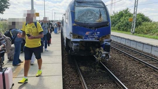 Pociąg Intercity zderzył się z ciągnikiem w Czarlinie. Ruch kolejowy został wstrzymany