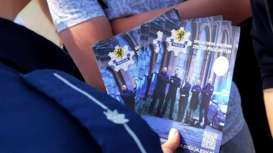 Policjanci zachęcają do wstąpienia w szeregi swe formacji