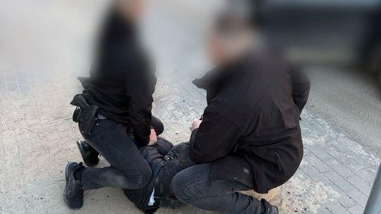 Przyszedł po kolejne 50 tys. zł. Policjanci zatrzymali podejrzanego o oszustwo na „inwestycję w złoto”