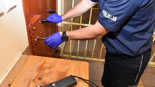 Realizując nakaz doprowadzenia, policjanci znaleźli narkotyki