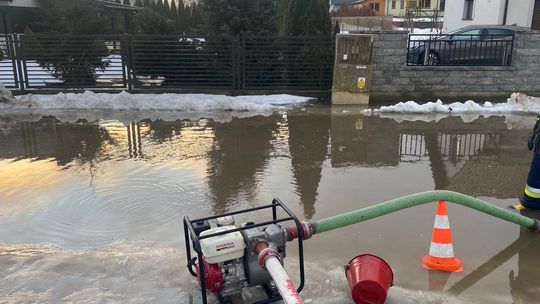 Strażacy mają ręce pełne roboty. Woda roztopowa zalewa piwnice, posesje i drogi