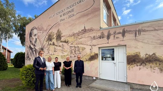 Szkoła w Rudnie ma nowy mural. To wyjątkowa pamiątka jubileuszu
