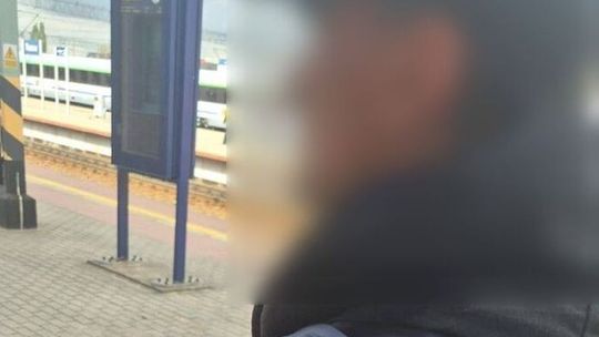 Ukrywał się miesiącami po kradzieży auta. Kryminalni zatrzymali sprawcę w pociągu