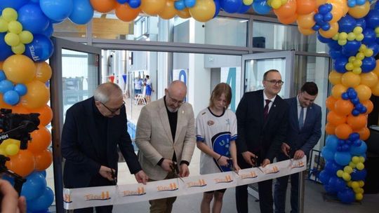[WIDEO] Uroczyste otwarcie basenu przy SP nr 12.  Prezentacja obiektu i pierwsza sztafeta pływaków