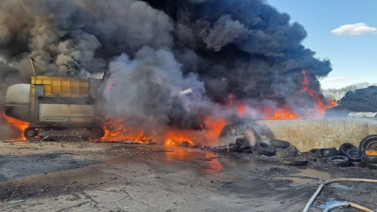 UWAGA! Pożar na terenie firmy przetwarzającej opony