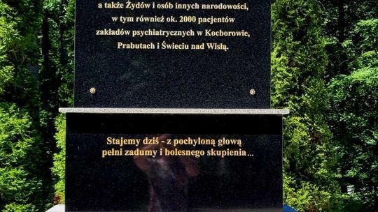 Wiązanki i znicze od premiera Morawieckiego na grobach i pod pomnikiem w Lesie Szpęgawskim