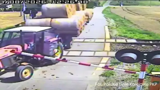 [WIDEO] Pociąg Intercity zderzył się z ciągnikiem w Czarlinie. Ruch kolejowy został wstrzymany