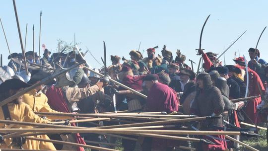[ZDJĘCIA] Gniew cofnął się o 400 lat! Huk armat, szarża husarii i wielka bitwa na Błoniach Nadwiślańskich