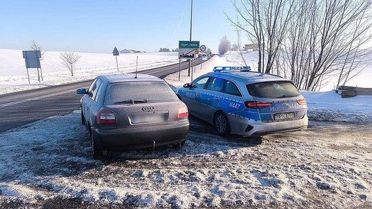 Zima nie wybacza błędów. Źle zaparkowane auto mogło doprowadzić do wypadku
