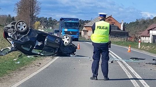 Zwierzę wbiegło pod koła, kierowca odbił i dachował