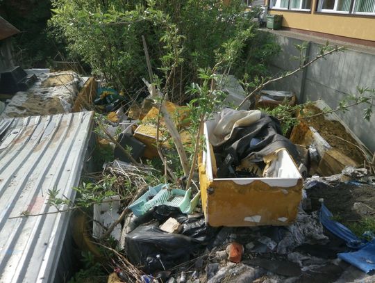 100 ton śmieci w centrum miasta! Lodówki, pralki, meble…