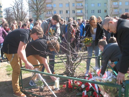 10.04.2010. PAMIĘTAMY. Mieszkańcy spotkali się pod Dębem Katyńskim