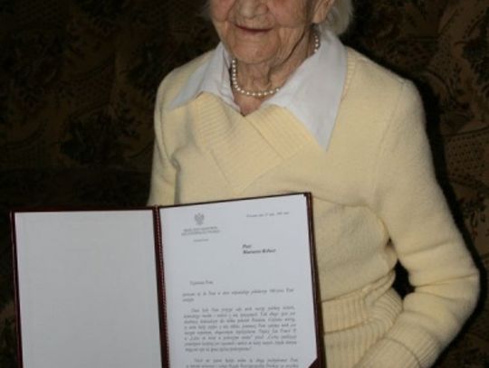 101 róż na 100. urodziny - 50. krewnych życzyło 200 lat tczewiance Mariannie Kołacz