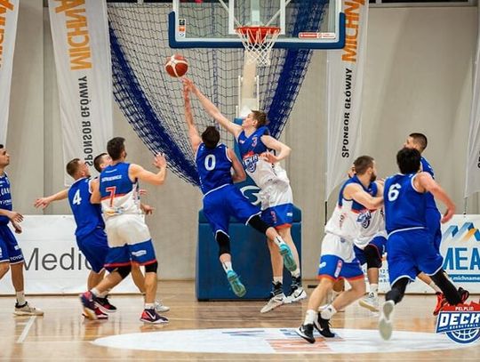 12 grudnia drużyna DECKI PELPLIN podejmowała na własnym parkiecie gości z Wałbrzycha, zajmujących obecnie 2-gie miejsce w tabeli ligowej sezonu 2020/2021. Niestety goście przyjechali mocno zmotywowani dołożyć kolejną cegiełkę w drodze po awans do ekstraklasy i pokonali nasz zespół 72:95.