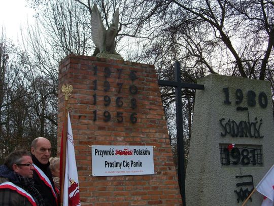 13 grudnia - kwiaty i znicze pod pomnikiem i tablicą internowanych