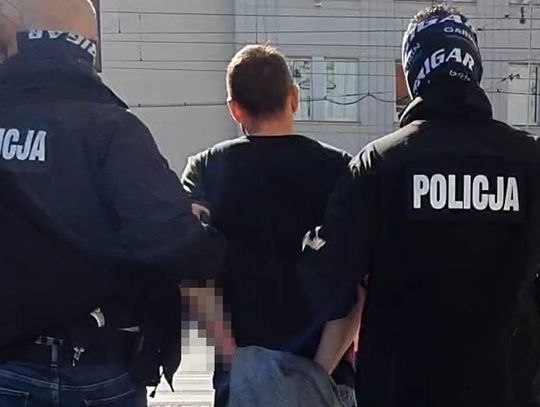 13 poszukiwań listami gończymi i nakazami, a w domu broń i amunicja