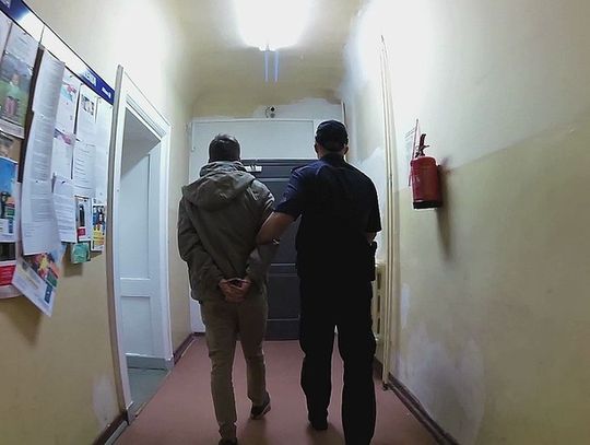 17-latek przyłożył ekspedientce do głowy przedmiot przypominający broń