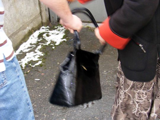 18-latek napadł na 81-latkę, przewrócił na ziemię i okradł