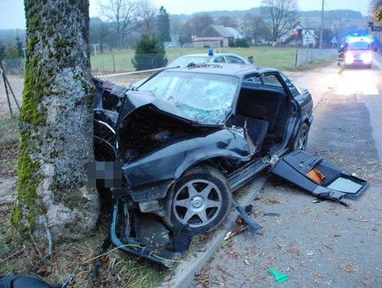 19-latek zmarł w drodze do szpitala, uderzył audi w drzewo