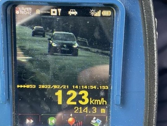 19-letni pirat drogowy przy ograniczenie prędkości do 40 km/h na liczniku miał 123. Otrzymał 2500 zł grzywny i stracił prawo jazdy