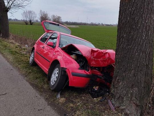 20-latka wpadła w poślizg i ROZBIŁA SIĘ NA DRZEWIE!