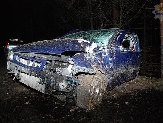 21-latek wpadł w poślizg. Zginął pasażer po uderzeniu auta w drzewo.