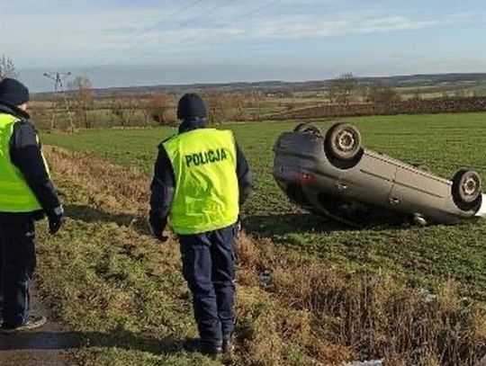 22-latek kierujący Seatem wpadł w poślizg i dachował
