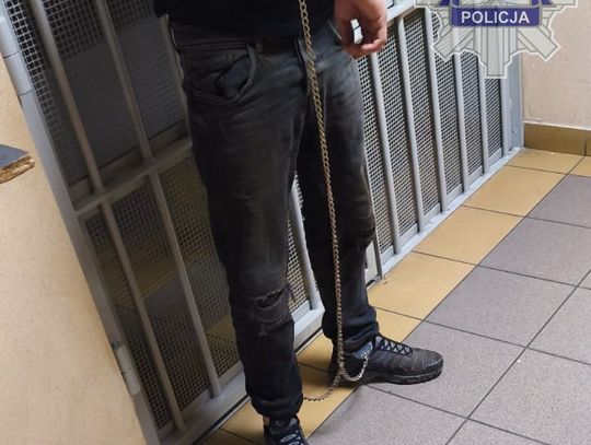 23-latek poszukiwany 5 nakazami wyskoczył przez okno i zaatakował policjantów