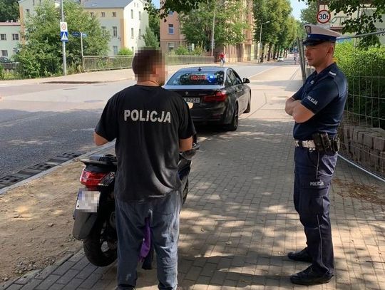 24-latek ubrany w koszulkę z napisem: „Policja” jechał motocyklem po chodniku
