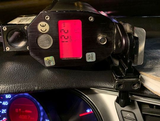 2500 złotych mandatu i utrata prawa jazdy za szybki przejazd przez miasto