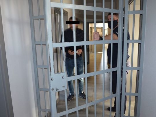 26-latek odpowie za kradzież rozbójniczą i naruszenie sądowego zakazu kierowania