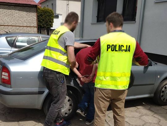 26-latek posiadał narkotyki i uprawiał konopie oraz nielegalnie pobierał prąd - zatrzymany usłyszał zarzuty