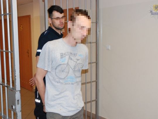 26 latek zaatakował siekierą. Ofiara dłonią zasłniła cios mierzony w głowę.